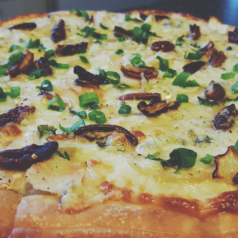 Recipe Pear and Gorgonzola Cheese Pizza 2258878-5cf253bc78b54c0b9a1b23beeffb6163