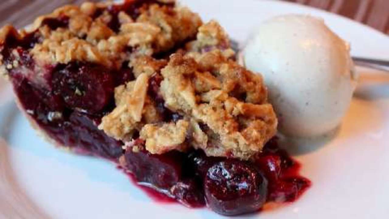 Recipe Cherry Pie with Almond Crumb Topping image-526-56c56b009fba4eed8b777b23c9776b61